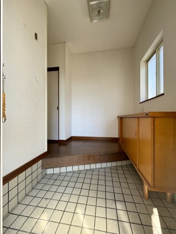 一歩中へ入ると明るい玄関。シューズBOXもあり、いつでもスッキリした玄関が保てます！