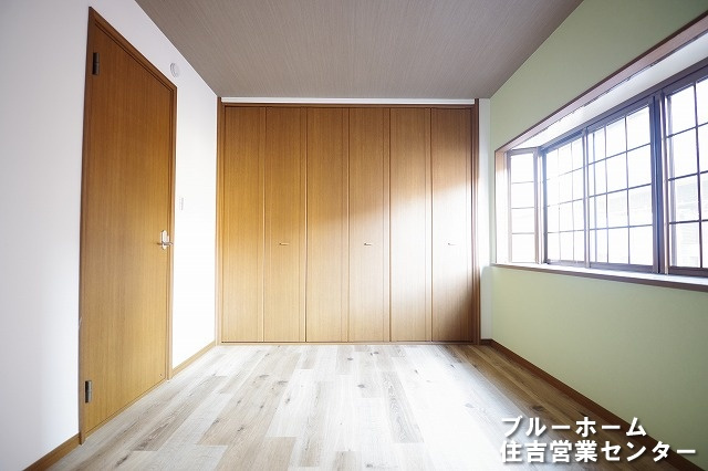 2階にある約6帖の洋室です！南西向きに窓があり日当たり良好！