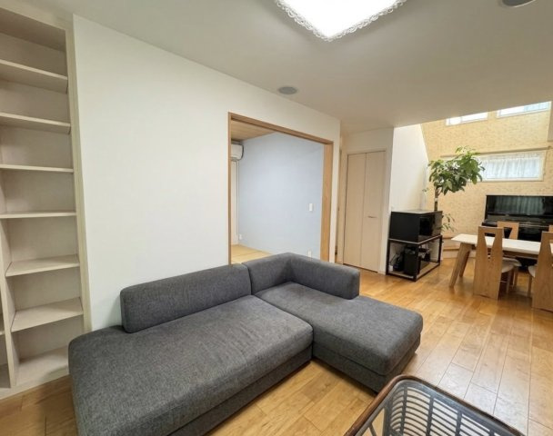 大きなソファもゆとりを持って配置できる広さがあり、家族団らんの時間をゆったりと過ごせます。隣接する和室とつなげて使うこともでき、来客時やお子様の遊び場としても活用可能となっております。