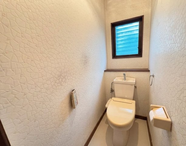 清潔感のあるシンプルなトイレスペース。窓付きで換気がしやすく、快適にご利用いただけます。必要な設備がしっかり整っており、日常使いに便利な仕様です。落ち着いた空間で安心してお使いいただけます。