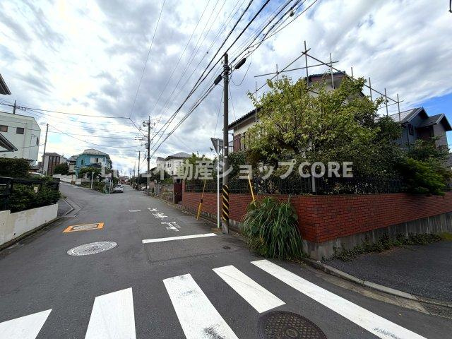 前面道路は閑静な住宅地をはしる車通りの少ない道路。お車の出し入れが苦手なママや小さなお子様にも安心　
