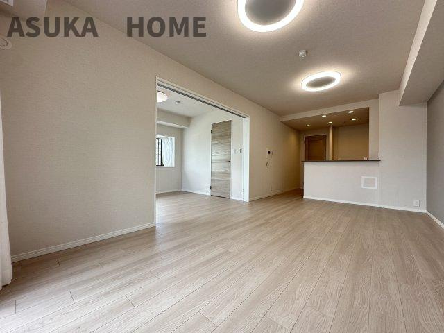LDKと隣接した洋室は、リビングを広く使う事もできるので汎用性が高い間取りになってます。