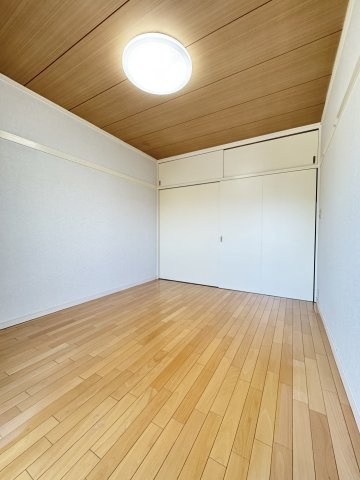 約6.1帖・収納付です。