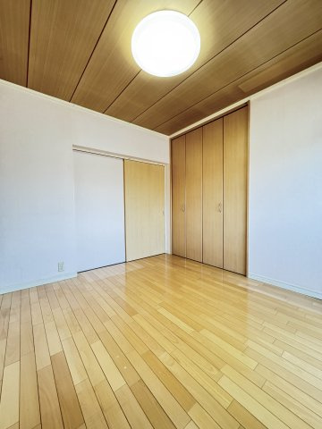 フローリングは家具が合わせやすく、お掃除も楽にできます。