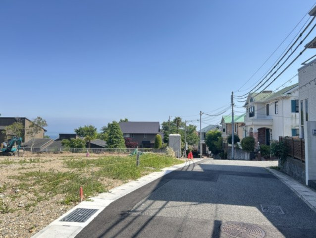 《建築条件なし土地》前面道路幅員約5m。車通りも少なく、車の出し入れもスムーズに行っていただけます。