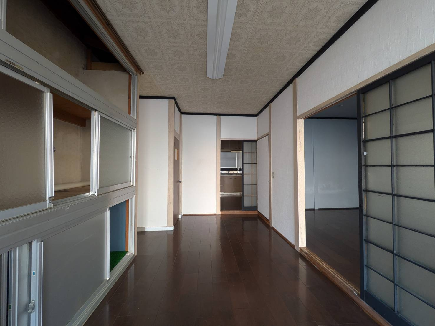 ゆとりある幅で確保された廊下は各居室へスムーズにアクセスできる動線の良さが魅力です。窓から光が差し込み暗くなりがちな空間も明るく快適。フローリング仕様でお手入れも簡単、日々の生活を快適にサポートします