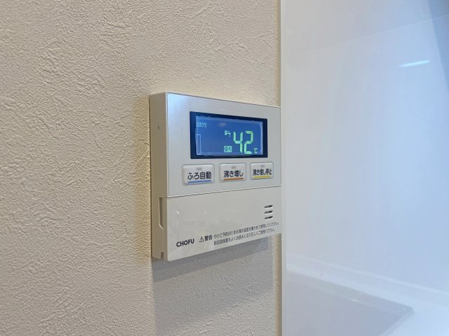 ワンタッチで自動お湯張りや保温操作が可能な給湯リモコンです。キッチンやリビングからお風呂の準備がスムーズに行え、忙しい日々の家事効率を高めてくれます。毎日の生活を便利にしてくれる設備です。