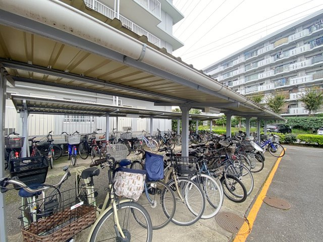 屋根付きで大切な自転車を雨や直射日光から守れる駐輪スペースです。敷地内に綺麗に整備されており、出し入れもスムーズ。近隣へのちょっとしたお買い物や駅までの通勤・通学アクセスを快適にサポートします。
