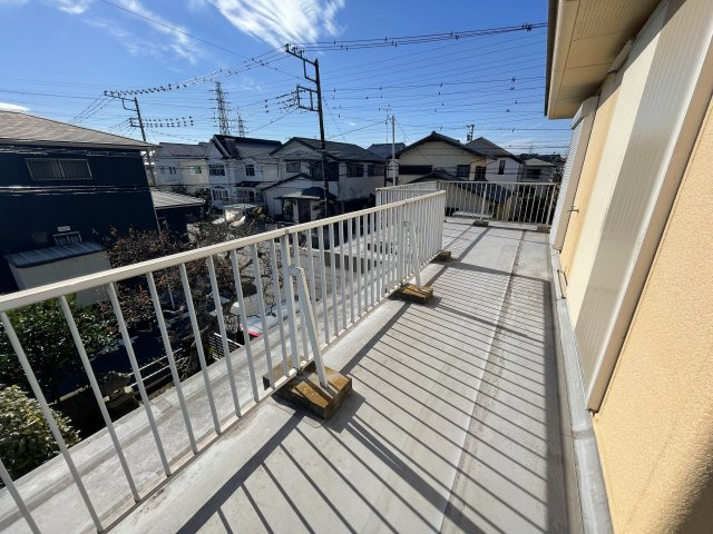 バルコニーが広いのが特徴的な物件です。