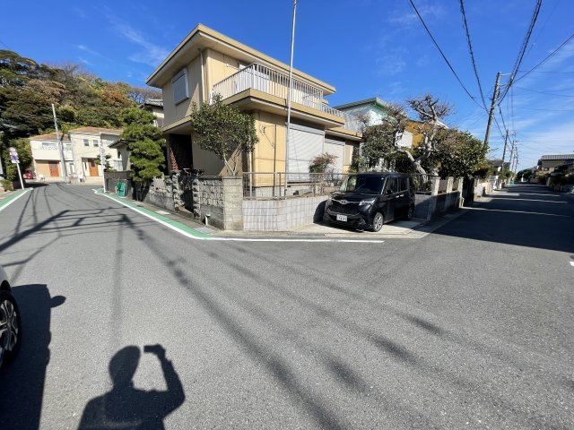 前面道路は幅員約6mございますので開放的です。