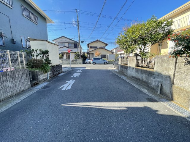 前面道路は幅員約6mございますので駐車も楽々です。