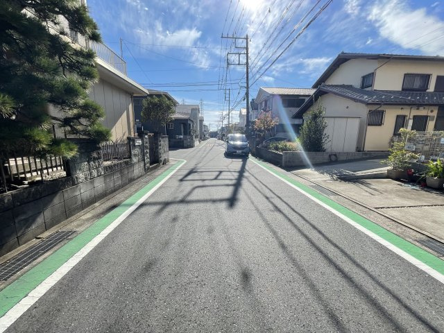前面道路は幅員約6mございますので対向車がきても問題ないです。
