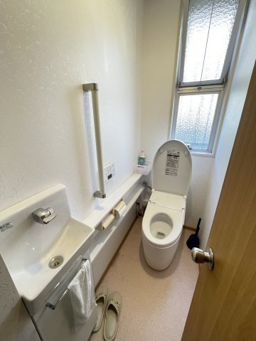 1階のトイレです。手すりや手洗い場がございます。