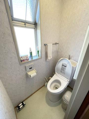 2階のトイレです。リフォーム歴があり綺麗な状態です。