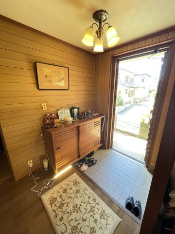 玄関は広々としております。