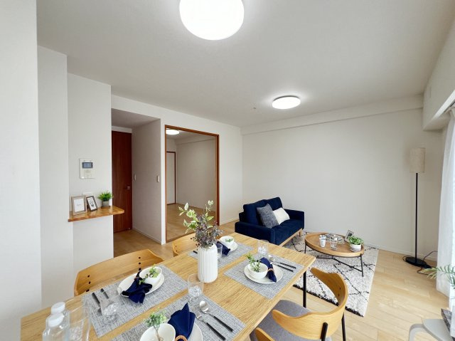 明るいリビングダイニング