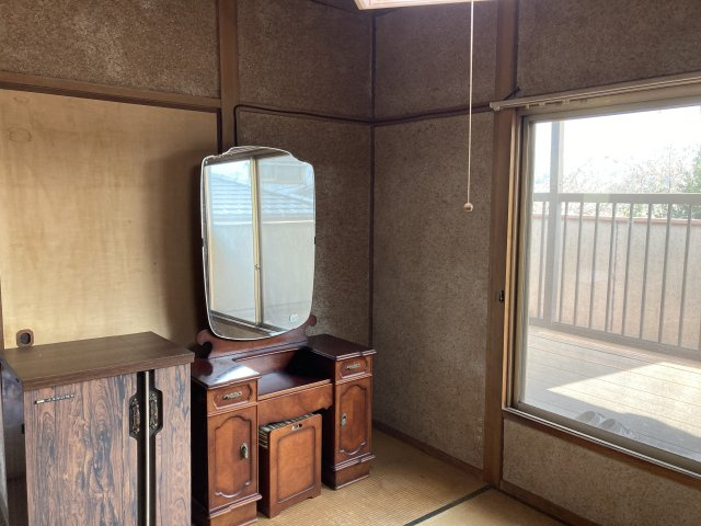 大きな窓から光が差し込む古民家風の和室は、明るく開放感のある空間。外の景色や風を感じながら、心地よい時間を過ごせます。木のぬくもりと落ち着いた内装が調和し、寝室やくつろぎの場として最適。