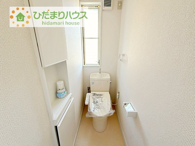小窓が付いているので、トイレも明るい空間になっております♪