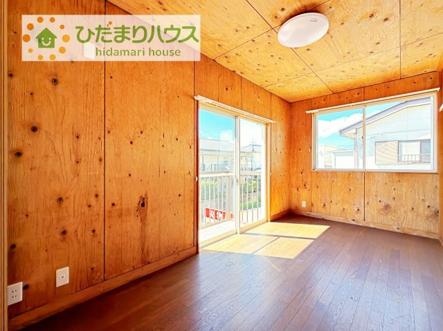 広めの主寝室は、ベッドの他にもパソコンデスクやドレッサーなども置けちゃいます(*^-^*)