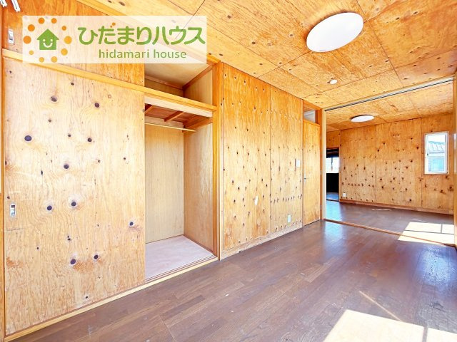バルコニーに面していて、たっぷり光りの入る明るい主寝室です！