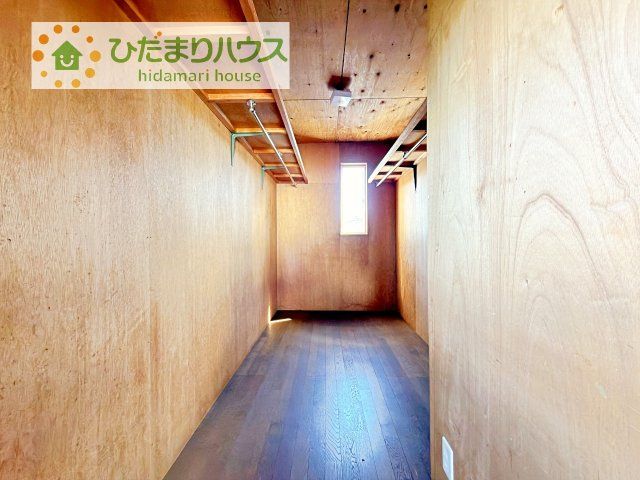お気に入りの服やバッグがたっぷりしまえるウォークインクローゼットがあります♪
