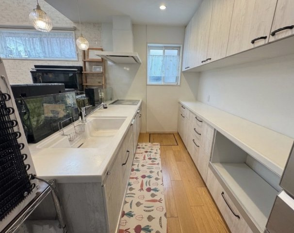 作業スペースがしっかり確保されたキッチンは、調理のしやすさが魅力です。収納も豊富に備わっており、キッチン周りをすっきりと保てます。窓からの採光もあり、明るく清潔感のある空間で日々の料理が快適に行えます