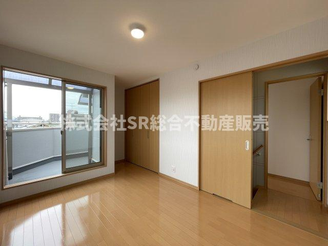 落ち着いて過ごせるお部屋なので、寝室にいかがでしょうか