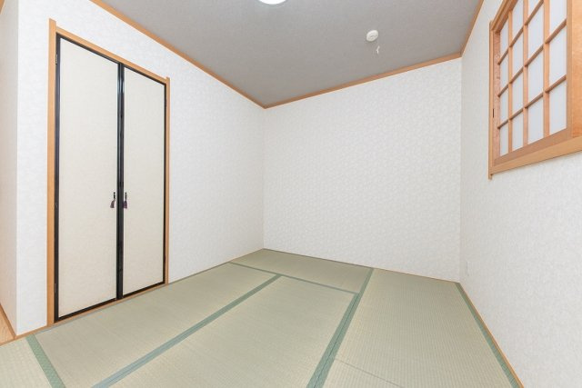 1階に配した和室6.2帖。小さいお子様のプレイルームやお昼寝も心地よい畳仕様。客間など多目的にご活用いただけます！