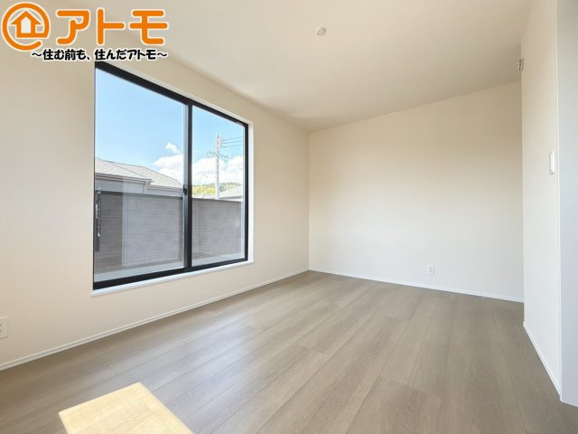 バルコニーに面したお部屋なので、布団などの大きなものも楽々干せます♪