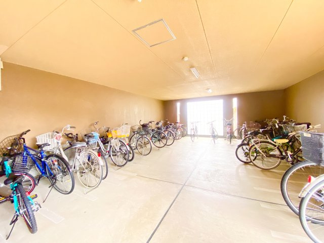 屋根のある駐輪場で安心です♪