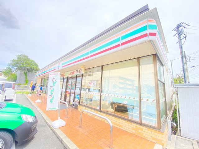 周辺にコンビニ、スーパーありますよ♪