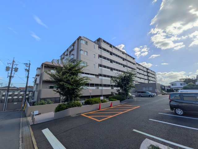 近隣は住宅街で静かな環境が◎国道19号線へのアクセスも良好な立地！