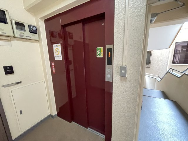 重たい荷物を持っていても、エレベーターがあれば安心です。　