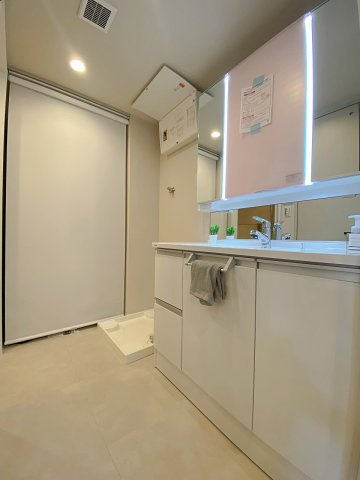 ゆとりある脱衣スペースをしっかりと確保。洗濯カゴやランドリーラックを置いても窮屈感を感じさせず、スムーズな入浴動線を実現します。毎日の身支度や着替えも快適に行える使い勝手の良い空間。