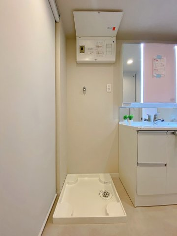 洗濯機置場周辺には洗剤等をすっきり置けるスペースを備えており、毎日の洗濯作業もスムーズに行える設計です。洗面室全体の動線も良く、日々の家事負担を大幅に軽減してくれる機能的な空間。