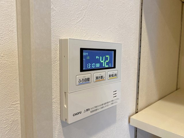 スイッチひとつで設定温度までお湯を温め直せる便利な追い焚き機能を搭載。ご家族全員がいつでも快適で温かいお湯に浸かることができます。日々の生活をサポートし、節水にも貢献する嬉しい設備です。