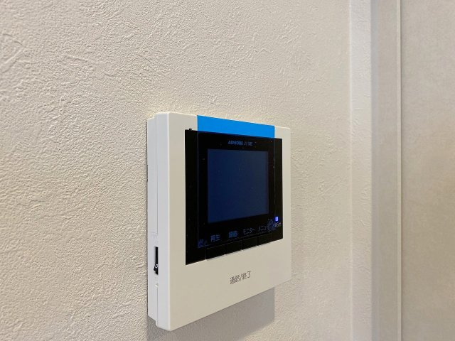 来訪者の顔を室内からしっかり確認できるTVモニター付きインターホンを完備。防犯性に優れ、お子様のお留守番や一人でのお留守時にも安心です。安全で快適な暮らしを24時間優しく見守る頼もしい防犯設備。