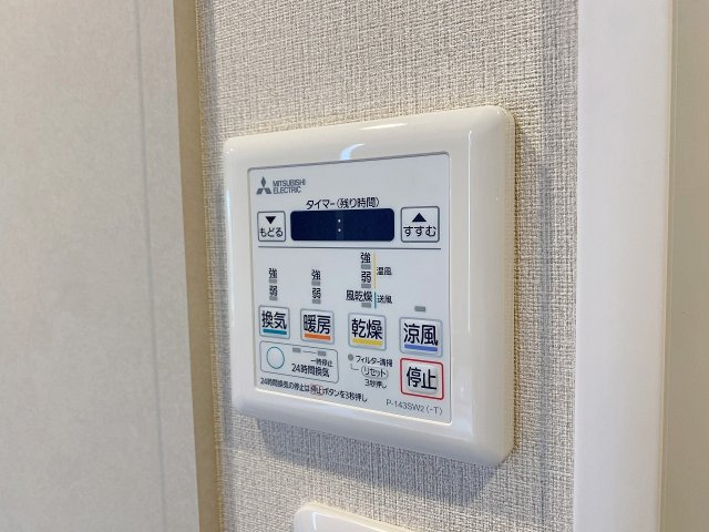天候や時間帯を気にせずいつでも洗濯物を干せる浴室換気乾燥機を完備。雨の日の部屋干しはもちろん、湿気を抑えてカビ予防にも効果を発揮します。冬場のヒートショック対策にも役立つ快適で安心な設備です。