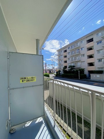間取り図上側に位置する二面バルコニー部分。陽当たりと通風に恵まれ、爽やかな風が吹き抜ける快適な空間です。洗濯物を干す際やちょっとしたリフレッシュ時にも重宝する使い勝手の良い外部スペースとなっています。
