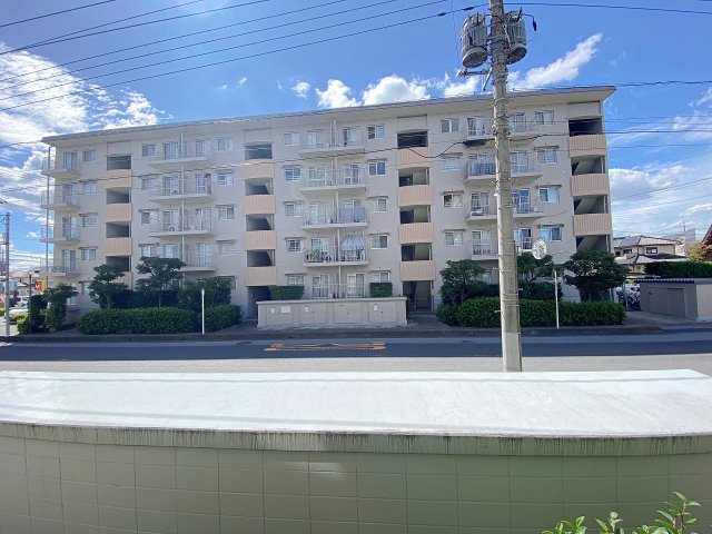 間取り図上側のバルコニーからの心地よい眺望。前面に開放感が広がり、太陽の光と風を身近に感じられるロケーションです。日々の暮らしの中で季節の移り変わりをゆったりと楽しめる贅沢な景色が広がります。