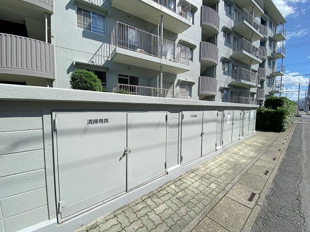 綺麗に管理・清掃が行き届いた共用ゴミ捨て場スペース。敷地内に設置されているため日々のゴミ出しもスムーズでスマートに行えます。住まう方の衛生面と快適な暮らしにしっかり配慮された安心の共用設備です。