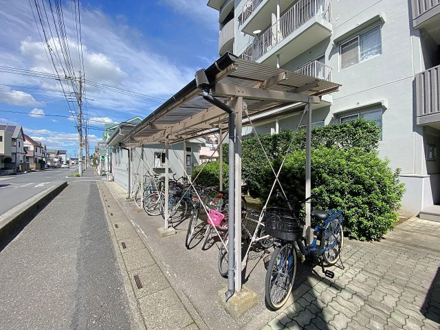整理整頓が行き届き、出し入れもしやすい便利な駐輪場スペース。大切な自転車を綺麗に駐輪でき、近所へのお買い物や毎日の通勤・通学も快適にサポート。暮らしの利便性をぐっと高めてくれる頼もしい共用部です。