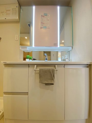 機能性とデザイン性を両立した洗面化粧台を新規交換いたしました。収納力に優れ、散らかりがちな洗面周りの小物もすっきりと整理可能。毎朝の身支度や準備をスマートかつ快適にサポートしてくれる空間です。