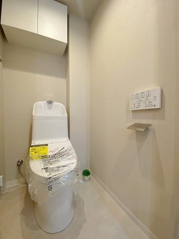 快適な機能を搭載した温水洗浄便座付きトイレへと新規交換済み。衛生面やお手入れのしやすさにも配慮した清潔感あふれるプライベート空間です。毎日使う場所だからこそ安心感と心地よさにこだわり抜きました。