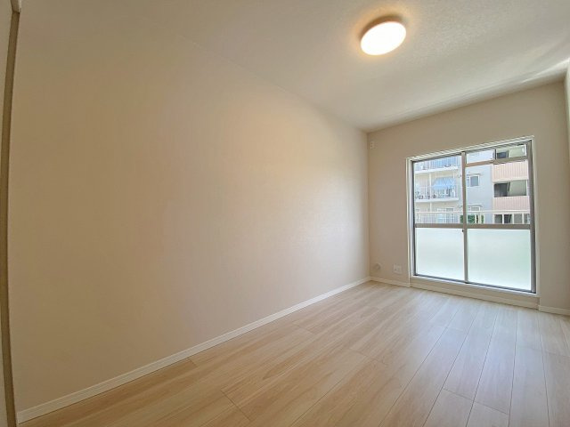 独立性の高い約5.5帖の洋室です。お子様のお部屋としてはもちろん、リモートワーク用のワークスペースにも最適。シンプルで使い勝手が良く、住む方のライフスタイルに合わせて自由にアレンジしていただけます。