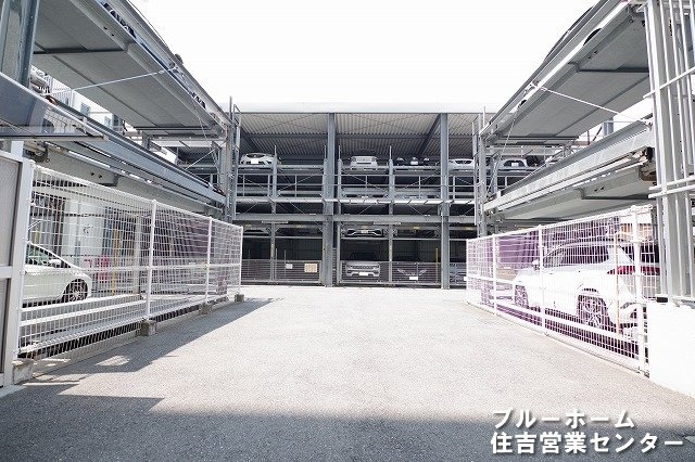 敷地内にある機械式の駐車場です！