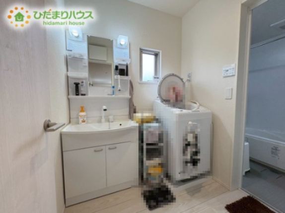 三面鏡の大きな鏡は憧れます(^^♪　鏡の後ろは収納となっていて、細かいものでも収納できるのでスッキリと整理できます！