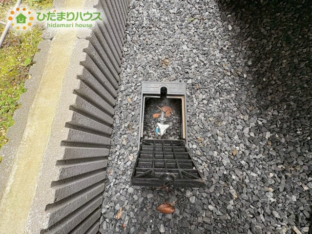 駐車スペース横に埋込水栓が付いております！　ホースリールに接続が可能ですので洗車やプール遊び、植栽の水くれに重宝いたします！