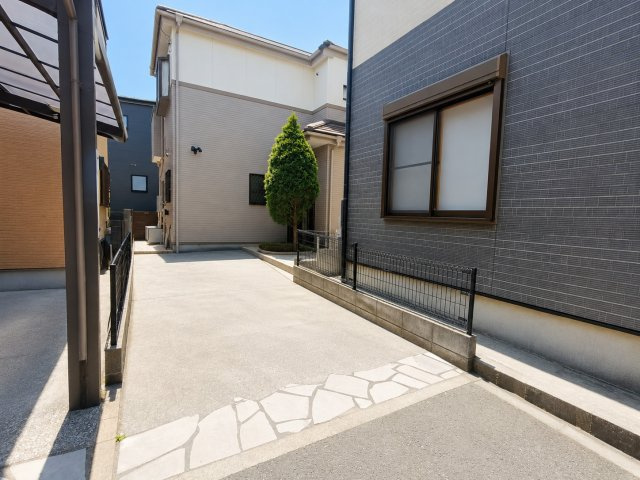 明るいカラーが映える外観です