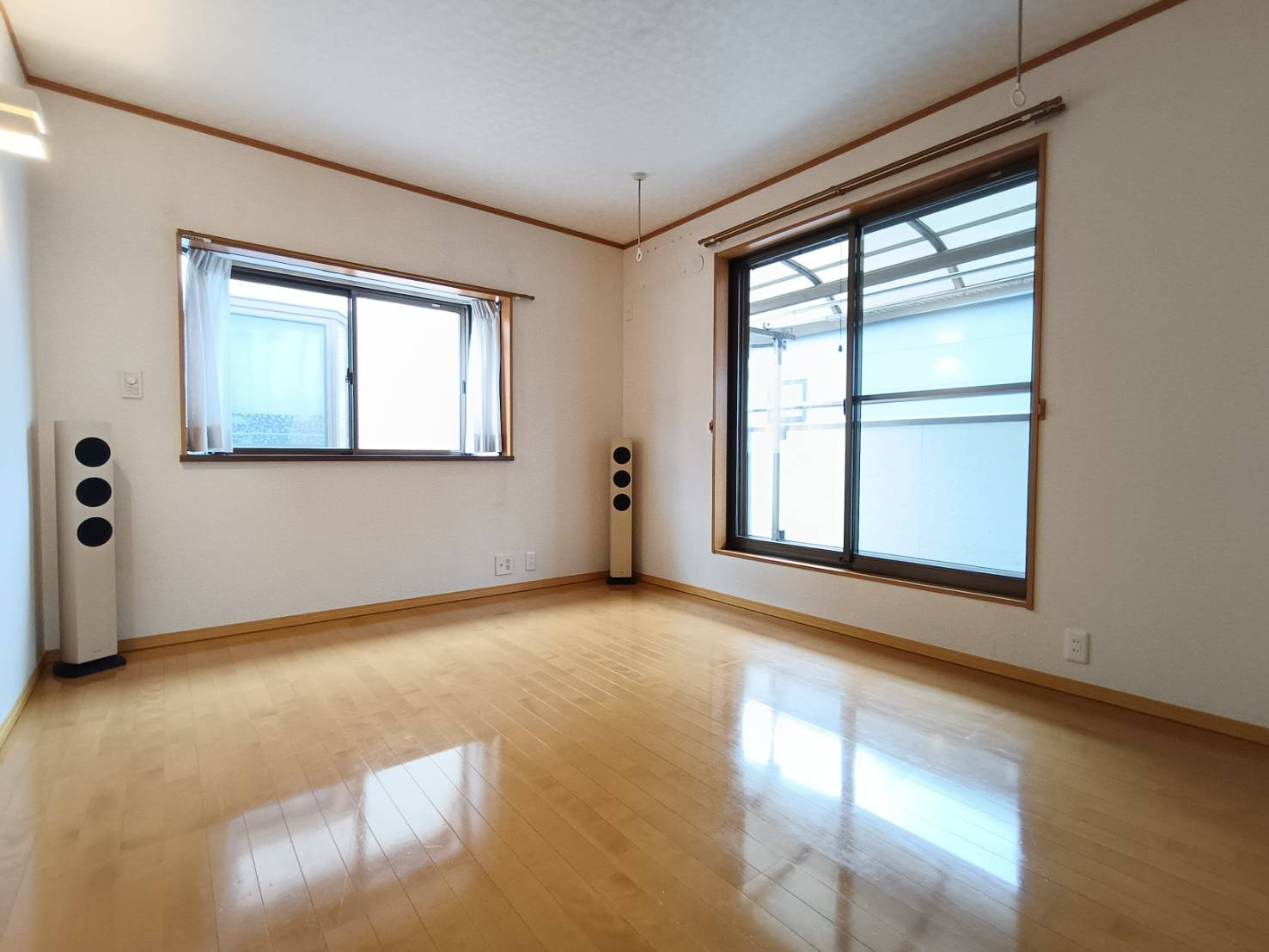 明るく心地よい光が注ぐ洋室　※プライバシー保護の為、画像加工により荷物を消去しています
